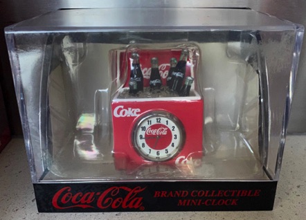 3107-1 € 17,50 coca cola mini klokje flesjes in cooler.jpeg